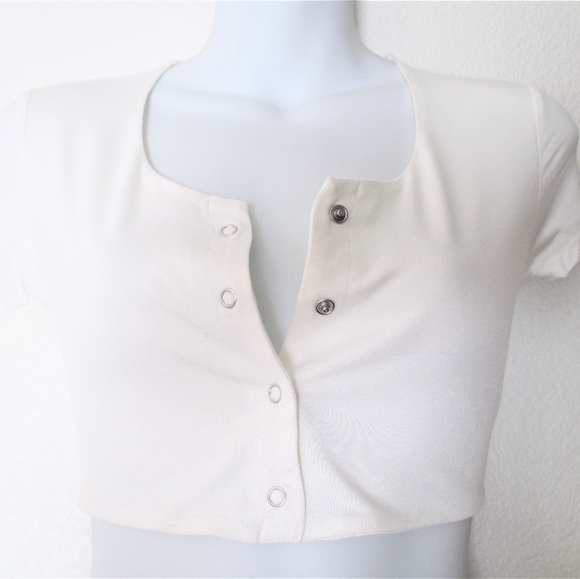 White Snap Button Crop Top - Picture 10 of 10